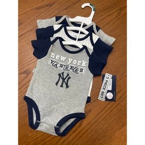 NWT NY Yankee 3 Piece Onsie Set Size 3-6m